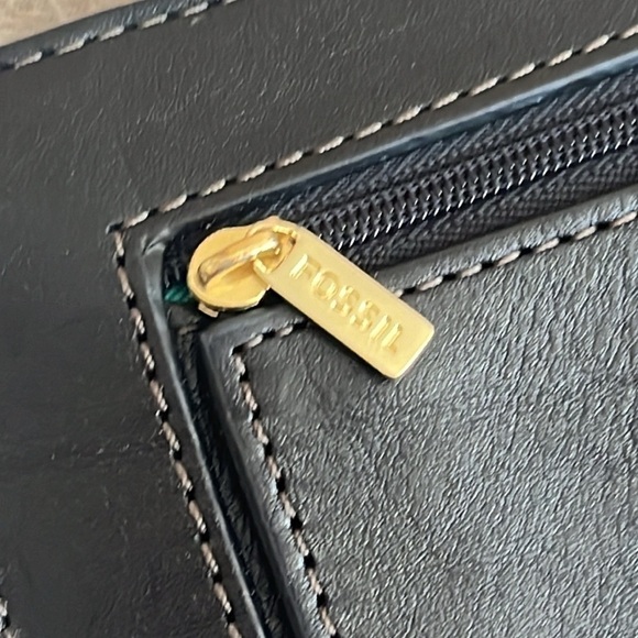 Brand New Fossil Genuine Leather Black Zip Around Wristlet Wallet Teal Interior - Picture 3 of 15